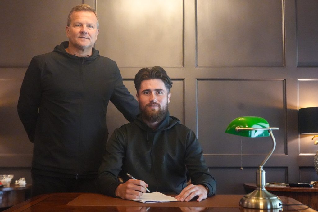 Aaron Jarvis joins the Glovers